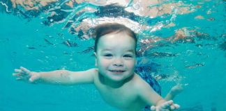 BEBE SE RADJAJU SA INSTIKTOM ZA PLIVANJE (VIDEO)