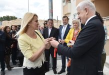 Premijer Duško Marković uručio zaposlenima u zdravstvu ključeve deset novih stanova