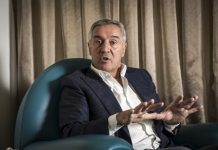 Đukanović tužio „Vijesti“ i Kneževića