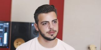 Edis Agić plijeni svojim glasom i stasom