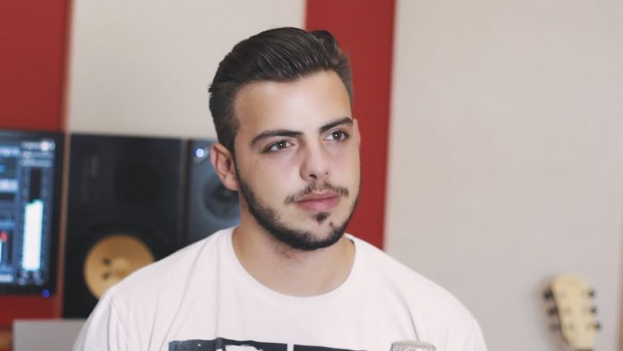 Edis Agić plijeni svojim glasom i stasom