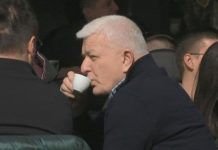 Duško tokom jučerašnje litije pio kafu