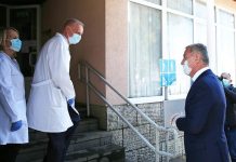 Predsjednik Đukanović obišao Opštu bolnicu u Beranama