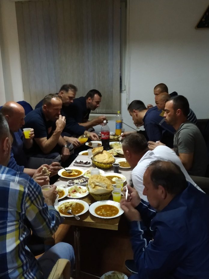 Mladi DPS-a organizovali iftar za vatrogasce u Rožajama