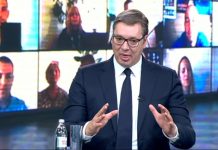Vučić okružen monitorima sa kojih mu aplaudiraju