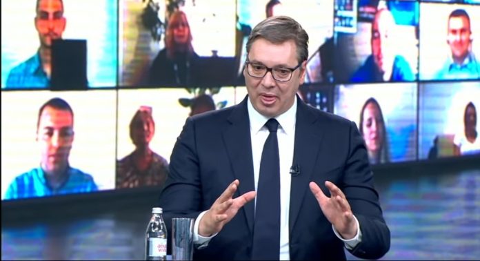 Vučić okružen monitorima sa kojih mu aplaudiraju