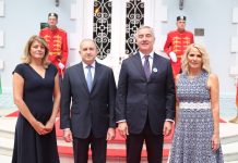 Đukanović danas na reveru nosi cvijet Srebrenice