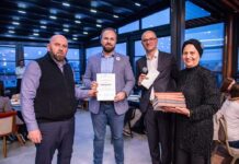 Rejs Fejzić uručio laureat-povelju Seadu Šahmanu za postignute rezultate na doktorskim studijama