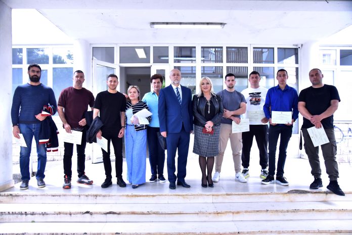 Dodela uverenja Masinska skola grupna (1)